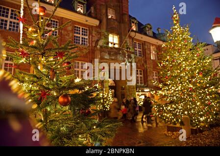Europa, Deutschland, Niedersachsen, Buxtehude, Metropolregion Hamburg, Weihnachtsmarkt vor dem Rathaus, Stockfoto