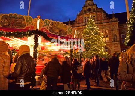 Europa, Deutschland, Hamburg, Harburg, Weihnachtsmarkt vor dem Rathaus, Kinderkarussell, Stockfoto