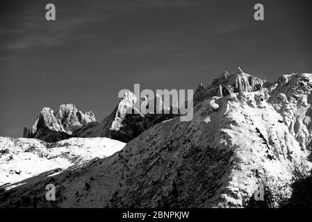 Frankreich, Haute-Savoie, Alpen, Aiguilles de Chamonix (von links nach rechts: Aiguille du Grepon, de Blaitiere und du Plan) Stockfoto