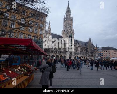 Obst-/Gemüsestand in der Fußgängerzone am Marienplatz in München mit Blick auf das Rathaus Stockfoto