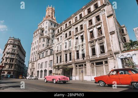 Altes verlassene Gebäude im Kolonialstil an einer Straße in Havanna. Stockfoto