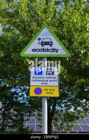 Schild für die Ladestation für Elektrofahrzeuge an der Autobahnraststätte, Südostengland, England, Großbritannien, Europa Stockfoto