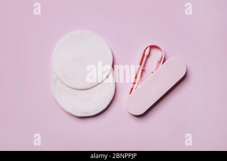Wiederverwendbare doppelseitige Wattestäbchen-Ohrstöpsel in einer Schachtel und Bamboo Make Up Remover Pads auf rosa Hintergrund. Zero Waste, nachhaltiges Lifestyle-Konzept. Stockfoto