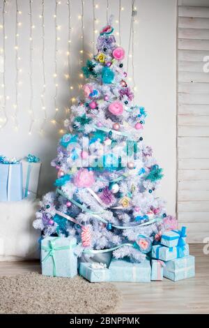 Weihnachtsbaum mit Weihnachtsspielzeug und Bändern verziert Stockfoto