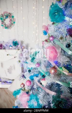 Weihnachtsbaum mit Weihnachtsspielzeug und Bändern verziert Stockfoto