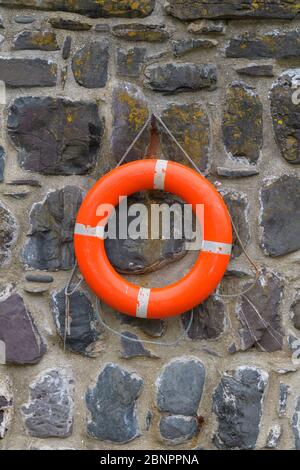 Hafenmauer mit Rettungsring, Clovelly, Devon, Südwestengland, England, Vereinigtes Königreich, Europa Stockfoto