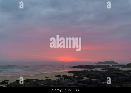 Felsstrand mit Godrevy Lighthouse bei Sonnenuntergang, Godrevy Beach, Gwithian, Cornwall, England, Großbritannien, Europa Stockfoto