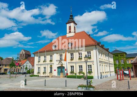 Rathaus am Marktplatz, Angermünde, Uckermark, Brandenburg, Deutschland Stockfoto