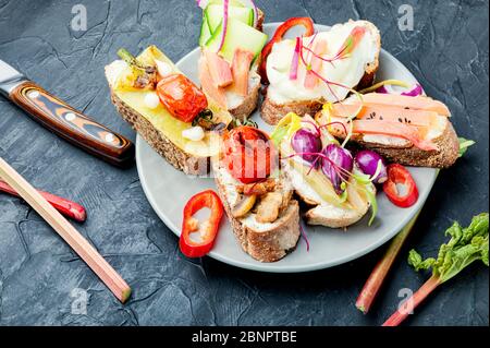 Set von köstlichen italienischen Bruschettas mit gegrilltem Gemüse. Stockfoto