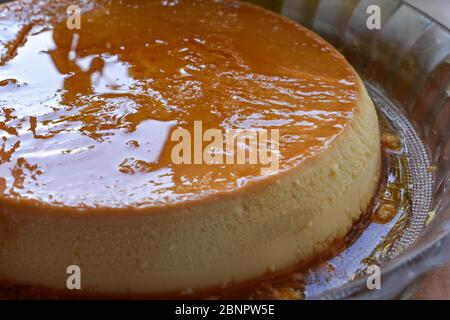 Traditionelle französische Crème Brûlée Dessert mit karamellisierten Zucker auf der Oberseite/Kroatische Rozata/Rozada Stockfoto