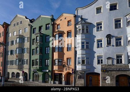 Österreich, Tirol, Innsbruck, Innufer, bunte Häuserzeile, Stadthäuser Stockfoto