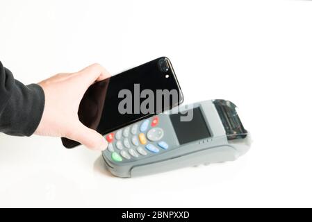 Mobiltelefone und POS-Maschinen im Büro Stockfoto