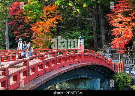 Japan, Honshu, Präfektur Tokigi, Nikko, Shinkyo-Brücke und Fluss Daiya Stockfoto