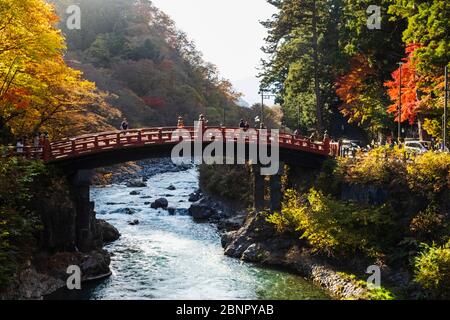 Japan, Honshu, Präfektur Tokigi, Nikko, Shinkyo-Brücke und Fluss Daiya Stockfoto