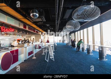 Japan, Honshu, Tokio, Shibuya, Shibuya Scramble Square Building, Aussichtsplatz Auf Dem Dach, Paradise Bar Stockfoto
