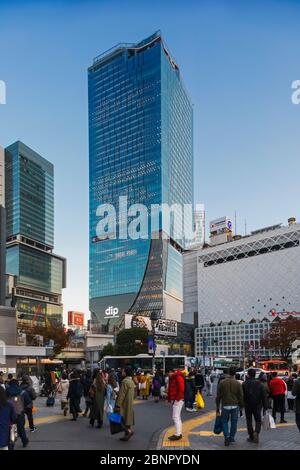 Japan, Honshu, Tokio, Shibuya, Shibuya Scramble Square Building und Shibuya Station Stockfoto