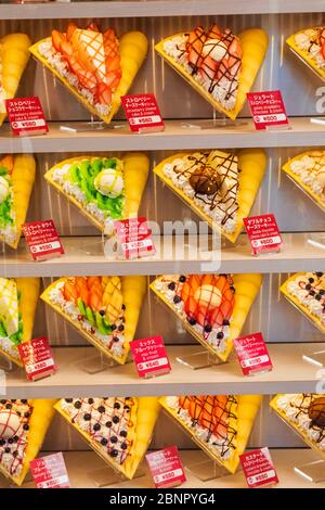 Japan, Honshu, Tokio, Harajuku, Takeshita Dori, Crepe Shop Window Display of Plastic Crepes Stockfoto