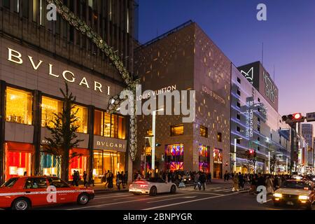 Japan, Honshu, Tokio, Ginza, Chuo-dori Shopping Street at Night, Bvlgari und Louis Vuitton und Matsuya Kaufhäuser Stockfoto