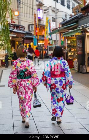 Japan, Honshu, Tokio, Asakusa, Zwei Frauen in Kimono, Die In der Straße Spazieren gehen Stockfoto