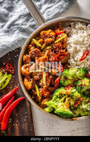 Portrait Draufsicht von japanischem Teriyaki-Fleisch, mit Brokkoli, weißem Reis und frischen Chilis. Stockfoto