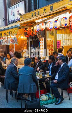 Japan, Honshu, Tokio, Asakusa, Gruppe japanischer Geschäftsleute, Die Getränke in der Traditionellen Snack Bar Genießen Stockfoto