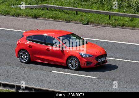 2019 Red Ford Focus St-Line; Fahrzeugverkehr bewegende Fahrzeuge, Fahren Fahrzeug auf UK Straßen, Motoren, Autofahren auf der Autobahn M6 Stockfoto