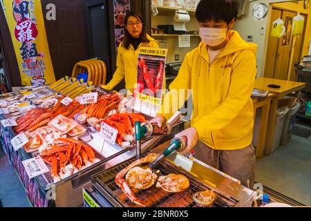 Japan, Honshu, Tokio, Tsukiji, Tsukiji Outer Market, Meeresfrüchte-Shop, Der Schalentiere Zubereitet Stockfoto