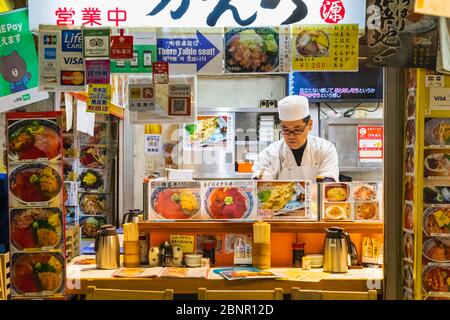 Japan, Honshu, Tokio, Tsukiji, Tsukiji Outer Market, Fischrestaurant mit Küchenchef an Der Theke Stockfoto