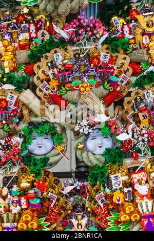 Japan, Honshu, Tokio, Taito-ku, Otori-Schrein, Dekoratives Glück Rakes namens Kumade zum Verkauf auf dem jährlich im November stattfindenden Tori-no-Ichi-Festival Stockfoto