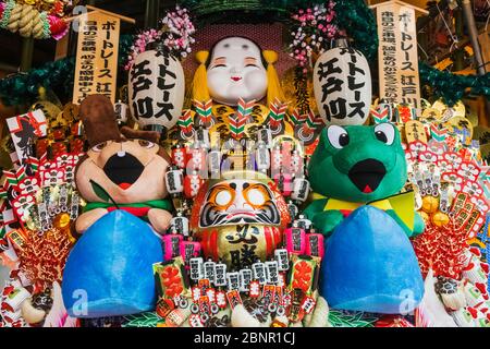 Japan, Honshu, Tokio, Taito-ku, Otori-Schrein, Dekoratives Glück Rakes namens Kumade zum Verkauf auf dem jährlich im November stattfindenden Tori-no-Ichi-Festival Stockfoto