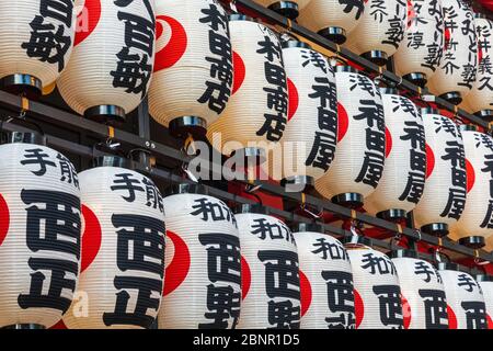Japan, Honshu, Tokio, Taito-ku, Otori-Schrein, Dekoratives Glück Rakes namens Kumade zum Verkauf auf dem jährlich im November stattfindenden Tori-no-Ichi-Festival Stockfoto
