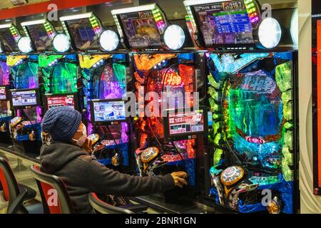 Japan, Honshu, Tokio, Pachinko Parlour, Innenansicht des Einzelmenschen, Der Pachinko Spielt Stockfoto