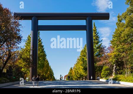 Japan, Honshu, Tokio, Chiyoda-ku, Yasukuni-Schrein, Entrance Gateway Stockfoto