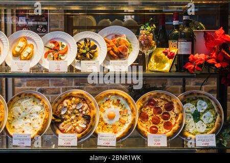 Japan, Honshu, Tokio, italienisches Restaurant Window Display of Plastic Italian Food Stockfoto