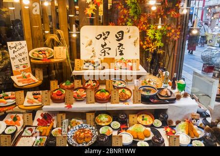 Japan, Honshu, Tokio, Restaurant Window Display of Plastic Food Geschirr Stockfoto