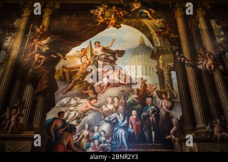 England, London, Greenwich, das Old Royal Naval College, die Painted Hall, die Westmauer, Kunstwerke, die George I, Prinz Frederick und George II umgeben von verschiedenen Göttern und Mitgliedern der königlichen Familie zeigen Stockfoto