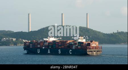 Container-Schiffe transportieren Fracht in Hong Kong vom Festland China, Victoria Harbour, Hong Kong, China. Stockfoto