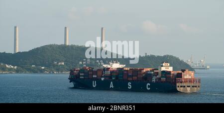 Container-Schiffe transportieren Fracht in Hong Kong vom Festland China, Victoria Harbour, Hong Kong, China. Stockfoto