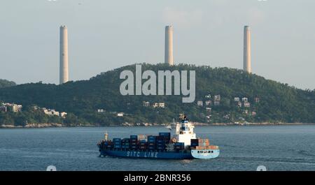 Container-Schiffe transportieren Fracht in Hong Kong vom Festland China, Victoria Harbour, Hong Kong, China. Stockfoto