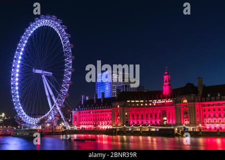 England, London, London Eye und County Hall Building bei Nacht Stockfoto