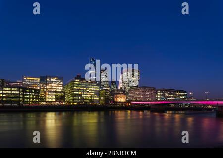 England, London, City of London Skyline mit Modernen Wolkenkratzern und London Bridge und River Thames bei Nacht Stockfoto