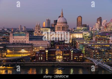 England, London, City of London, St Paul's Cathedral mit Millenium Bridge und City of London Skyline Stockfoto