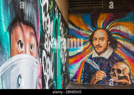 England, London, Southwark, Clink Street, Wall Mural Street Art Einschließlich Shakespeare Holding Skull aus Macbeth Stockfoto