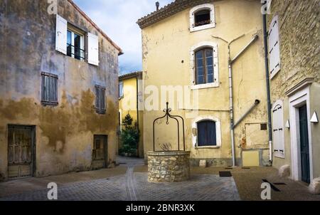 Brunnen auf der Rue des Carriierettes in Peyriac de Mer. Die Gemeinde befindet sich im regionalen Naturpark Narbonnaise en Méditerranée. Stockfoto