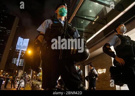 Hongkong, China. Mai 2020. Polizeibeamte stehen bei einer Mahnwache, um an einen Protestierenden zu erinnern, der vor 11 Monaten bei einer Kundgebung gegen den umstrittenen Auslieferungsgesetz-Vorschlag in Hongkong gestorben ist. Quelle: SOPA Images Limited/Alamy Live News Stockfoto