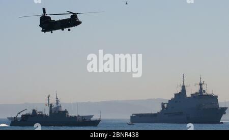 Serie 51 von 165 Spanisches Schiff Galicia Minenjäger Sella mit Chinook und Fregatte Almirante Juan de Borbon hinten am Tag der Streitkräfte Santander Spanien Stockfoto