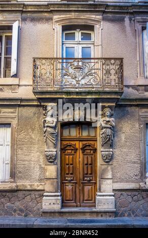 Hausfassade mit weiblichen Figuren als Konsolen in Capendu. Erbaut im XIX Jahrhundert. Der Ort gehört zu den runden Dörfern in der Region. Stockfoto