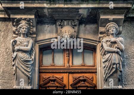 Hausfassade mit weiblichen Figuren als Konsolen in Capendu. Erbaut im XIX Jahrhundert. Der Ort gehört zu den runden Dörfern in der Region. Stockfoto