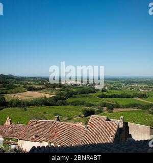 Blick über die Dächer und Weinberge von Seguret auf das alte Weinbaudorf Sablet in der Vaucluse, Provence, Südfrankreich Stockfoto