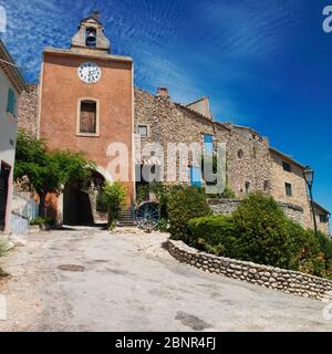 Traditionelle Architektur unter dem Sommerhimmel im Dorf Rasteau in der Cote du Rhone Stockfoto